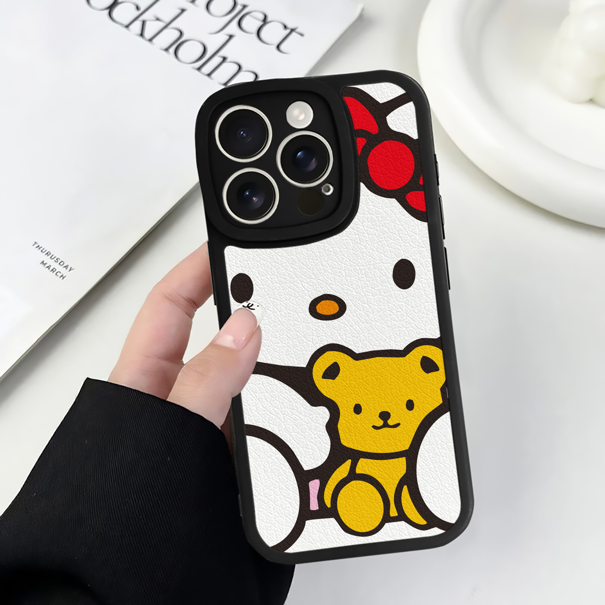 （画像用） Hello Kitty ハローキティ 【iPhone 16シリーズ対応】シリコンスマホケース（レザー調） 材質：シリコン